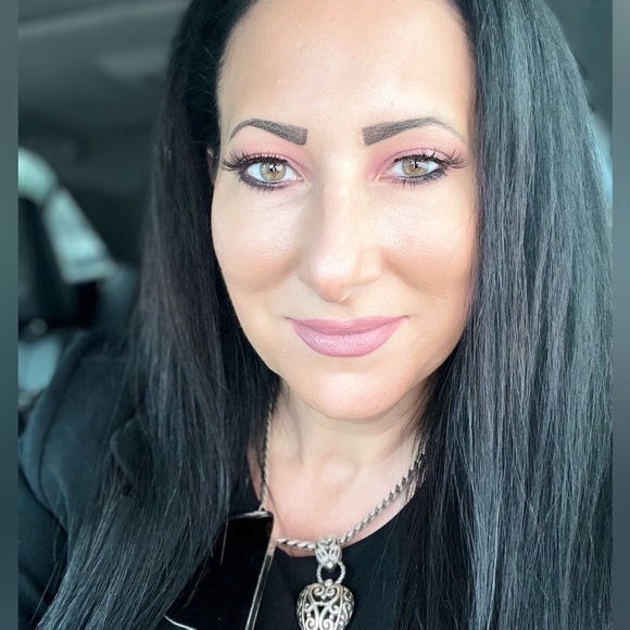 Meet your Posher, Stacy - Picture 2 of 2